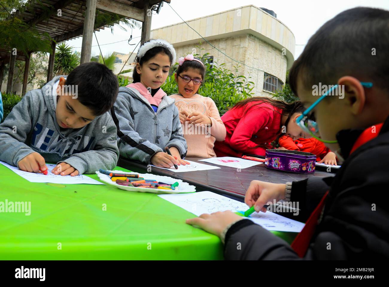 19. Januar 2023, Gazastreifen, Palästina: Gazastreifen, Palästina. 16. Januar 2023 Ein Tag der Unterhaltung und kreativen Aktivitäten für Kinder wird im Gazastreifen im Rahmen des Gemeinschaftsprogramms für psychische Gesundheit abgehalten. Kinder nahmen an verschiedenen Aktivitäten Teil, wie Schach und Malerei, die organisiert wurden, um ihre psychische Not zu lindern, die durch das Leben in der blockierten und verarmten palästinensischen Enklave verursacht wurde, die regelmäßig von israelischen Militärangriffen heimgesucht wird (Bild: © Yousef Mohammed/IMAGESLIVE via ZUMA Press Wire) NUR REDAKTIONELLE VERWENDUNG! Nicht für den kommerziellen GEBRAUCH! Stockfoto