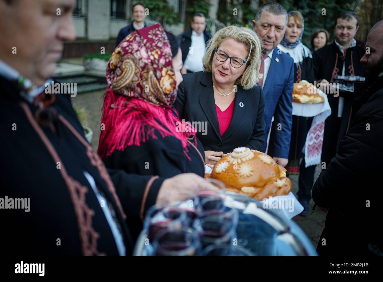 Stefan Voda, Moldawien. 20. Januar 2023. Svenja Schulze (SPD), Bundesministerin für wirtschaftliche Zusammenarbeit und Entwicklung, wird morgens in der Gemeinde Stefan Voda mit Brot und Salz empfangen. Am Tag zuvor war der Minister in der Süd-Ukraine. Kredit: Kay Nietfeld/dpa/Alamy Live News Stockfoto