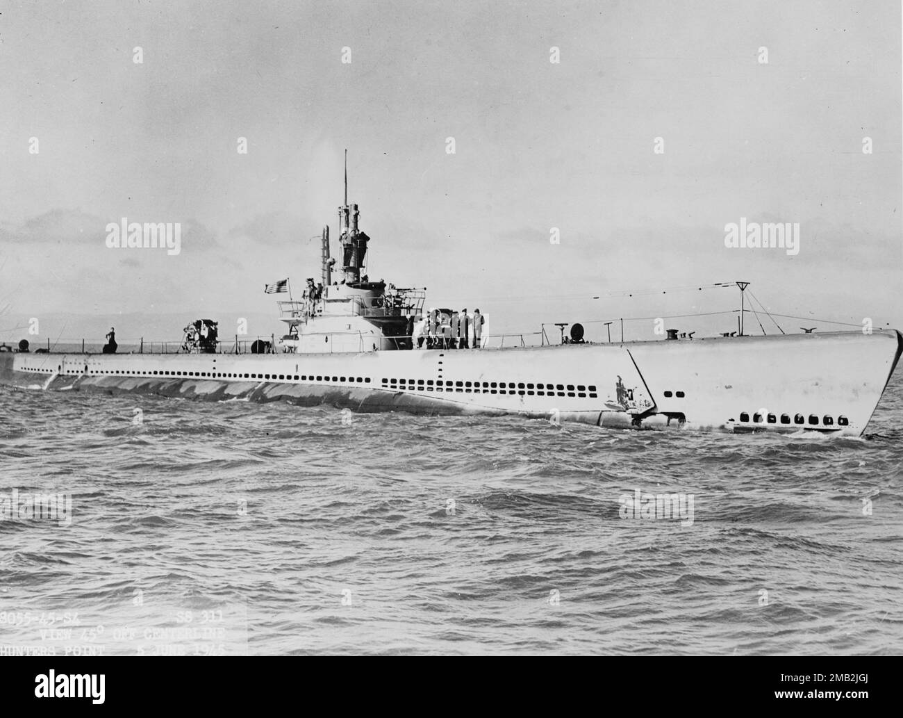 Foto #: NH 96816 USS Archerfish (SS 311) Off Hunter's Point Naval Drydocks, San Francisco, Kalifornien, 5. Juni 1945. USA Marinegeschichte und Heritage Command Foto. Dieses Foto wurde etwas retuschiert, um die Decklinie, die Vorderseite und einige Merkmale des Oberbaus des Steuerturms hervorzuheben. Stockfoto