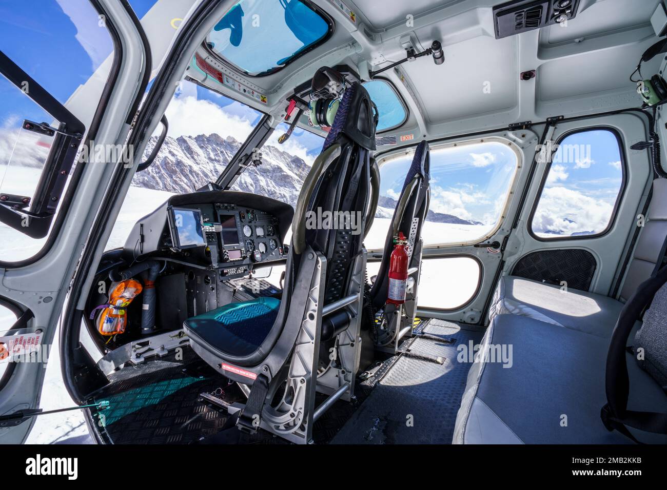 Helikopter-Cockpit drinnen. Nahaufnahme der Instrumente, Sitze. Halten Sie Ausschau nach schneebedeckten Bergen. Jungfrau Joch, Grindelwald Schweiz Stockfoto