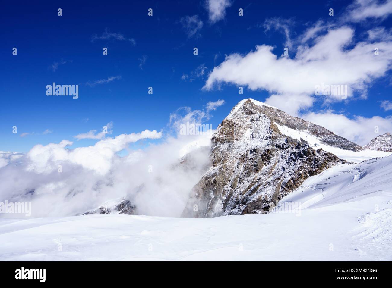 Sehen Sie sich den Aletsch-Gletscher vom Jungfraujoch an. Blauer Himmel mit Wolken zwischen den Berggipfeln. Berner Alpen, Schweiz, Europa Stockfoto