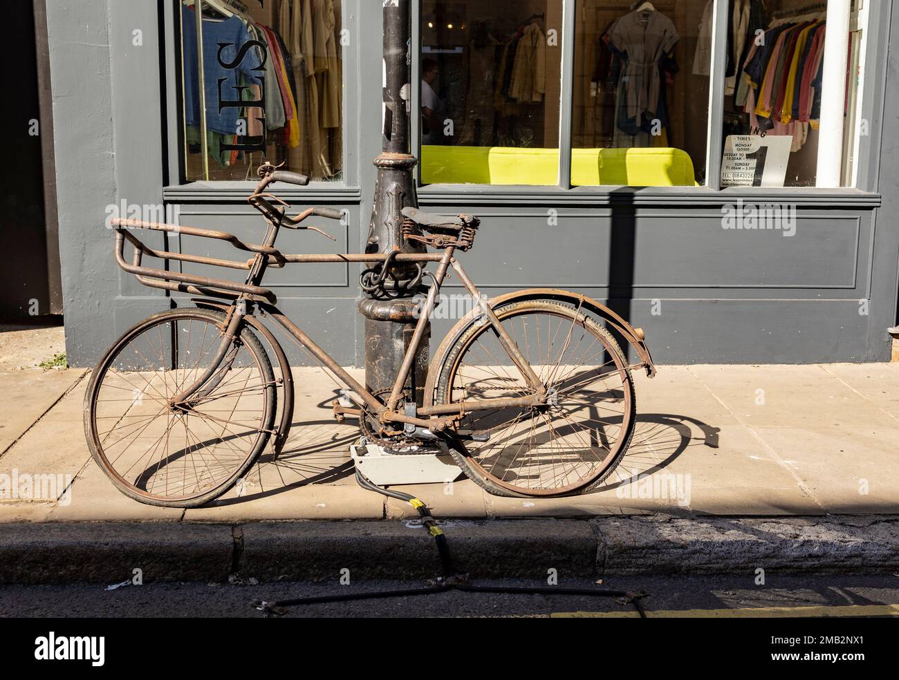 Margate, Kent, vereinigtes Königreich, august 24 2022 Nahaufnahme eines alten rostigen Fahrrads, dessen Rahmen komplett mit Rost bedeckt ist, an einen Lammmast gekettet, der entsorgt wurde Stockfoto