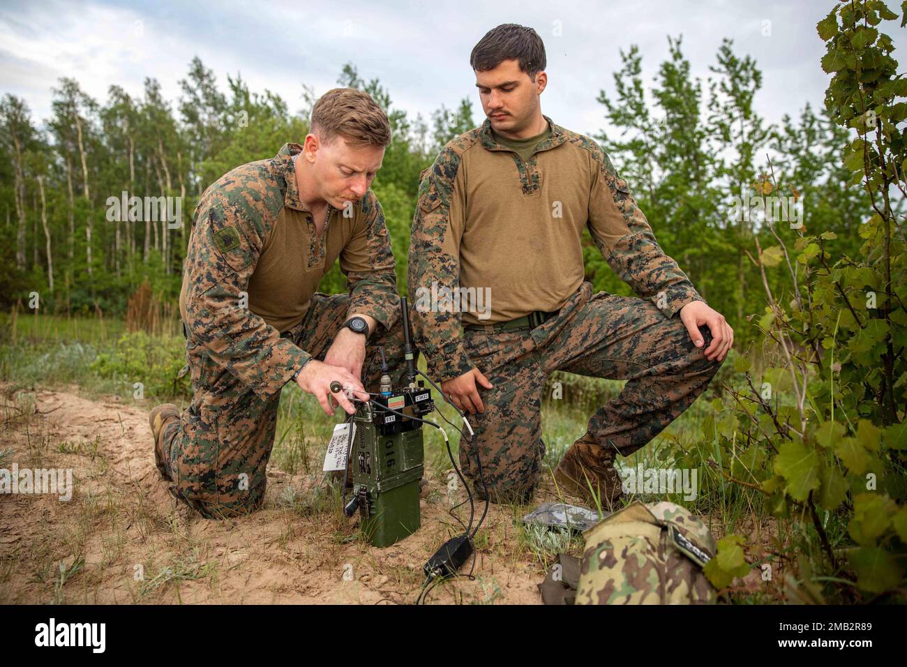 USA Marine Corps Sgt. Robert Hope, Left, ein Funker, und CPL. Sam Peterson, ein leichter gepanzerter Fahrzeugbesatzer mit Bataillonsmannschaft 2/6, 22. Marine Expeditionary Unit, konfigurieren ein Seefahrtsradarsystem während der Übung BALTOPS 22 in Ventspils, Lettland, 10. Juni 2022. BALTOPS 22 ist die wichtigste maritime Übung im Ostseeraum. Die Übung, geleitet von den USA Die Marinestreitkräfte Europa-Afrika, die von der NATO-Streik- und Stütztruppen der Marine exekutiert werden, bieten eine einzigartige Ausbildungsmöglichkeit, um kombinierte Reaktionsfähigkeiten zu stärken, die für die Wahrung der Freiheit der Navigation und von entscheidender Bedeutung sind Stockfoto