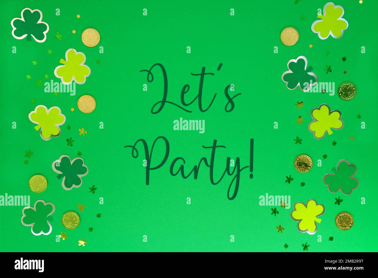 Dekorativer Saint Patrick's Day Flat Lay, englischer Text Let US Party! Stockfoto