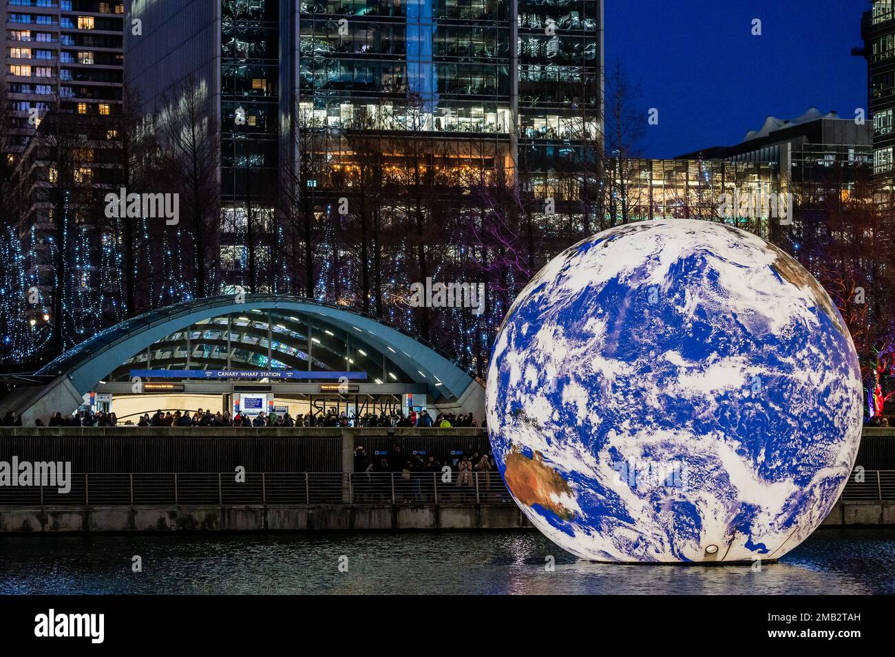 London, Großbritannien. 19. Januar 2023. Floating Earth von Luke Jerram - das Winter Lights Festival, das größte seiner Art in London, verwandelt Canary Wharf mit über 20 Installationen. Kredit: Guy Bell/Alamy Live News Stockfoto