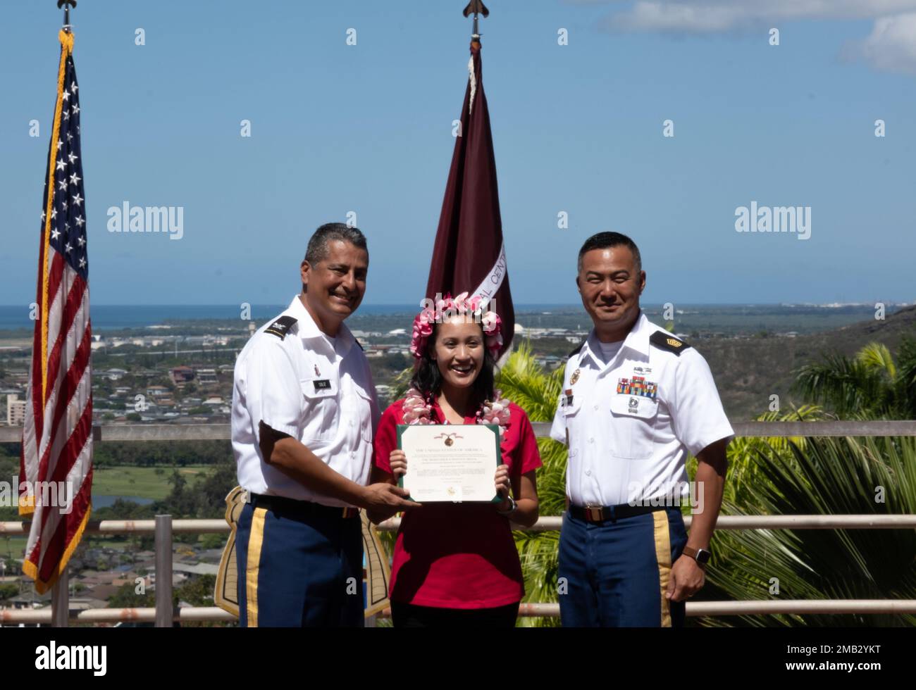 Colonel Bill Soliz, Kommandeur des Tripler Army Medical Center, vergibt die Army Meritorious Service Medal an Lt. Colonel Racquel Junio, TAMC, während einer Zeremonie im TAMC am 10. Juni 2022. Tripler, Stockfoto