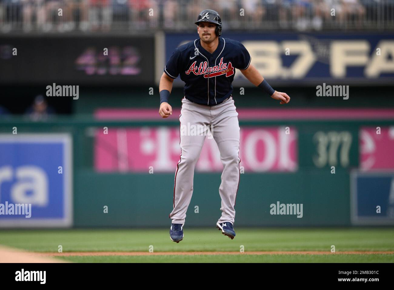 Atlanta Braves' Austin Riley takes a lead from second during the first inning of a baseball game against the Washington Nationals, Saturday, July 16, 2022, in Washington. (AP Photo/Nick Wass) Stockfoto