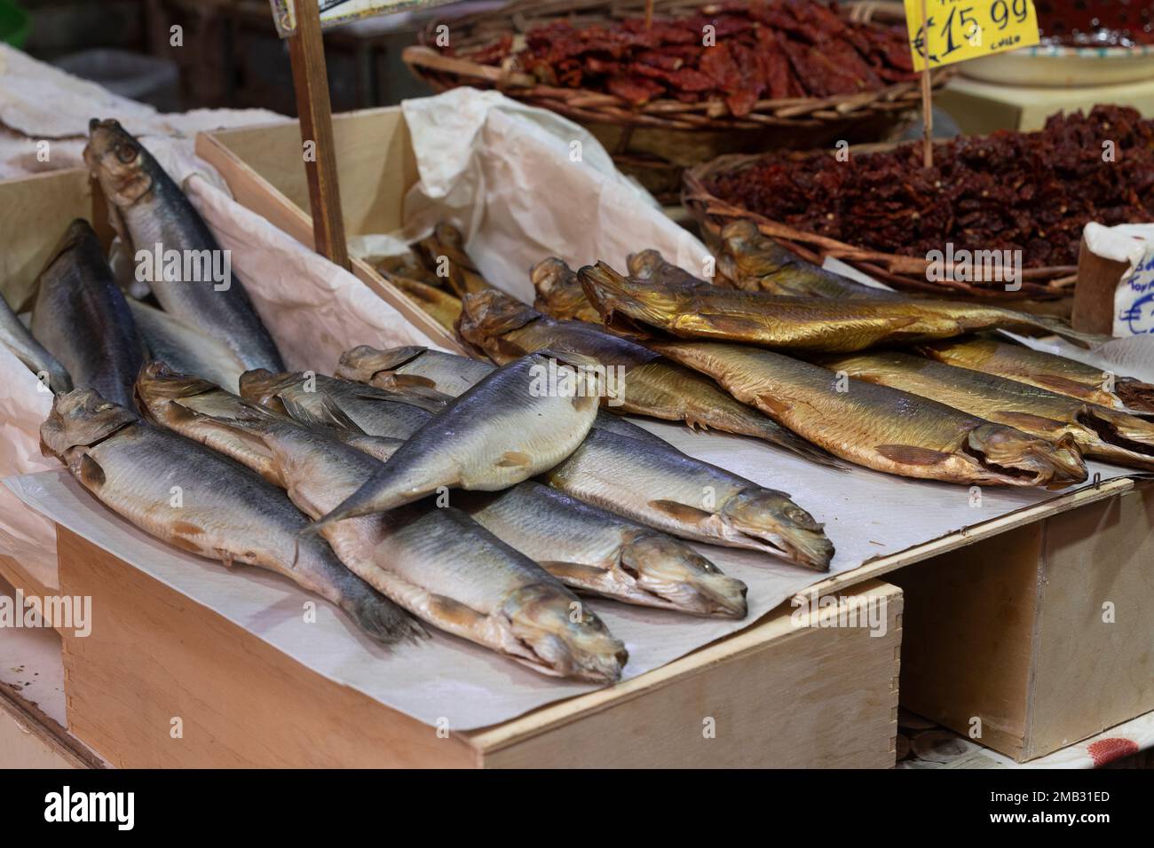 Geräucherte Heringe zum Verkauf auf dem Ballarò-Markt in Palermo Stockfoto