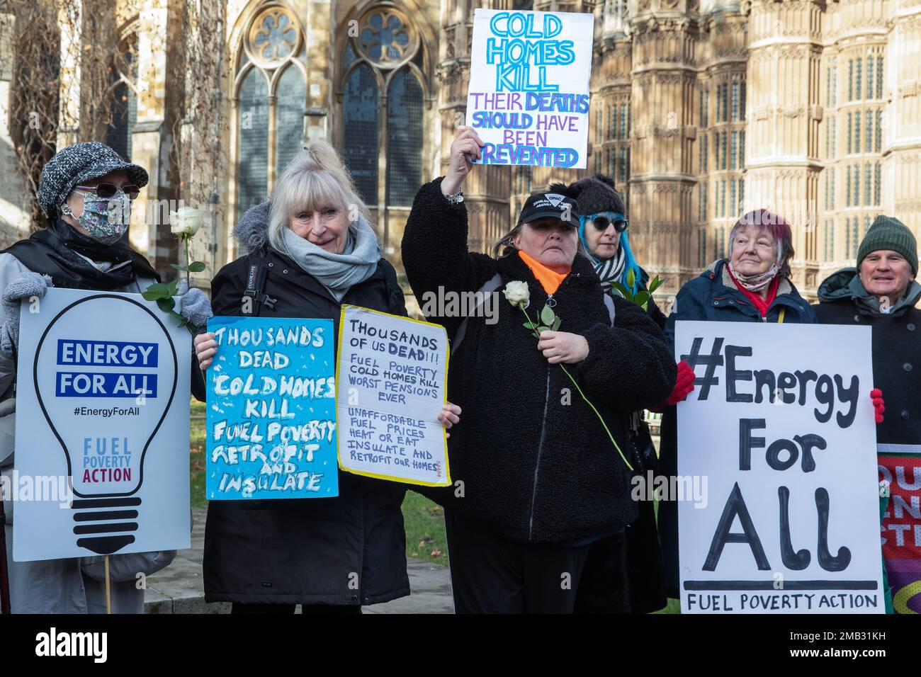 London, Großbritannien. 19. Januar 2023. Aktivisten von Fuel Poverty Action, der National Pensioners Convention, Disabled People Against Cut (DPAC), Don't Pay und anderen Gruppen halten Blumen und Schilder vor dem Parlament, um die Menschen zu betrauern, die letztes Jahr durch Brennstoffarmut getötet wurden. Nach Angaben des Amtes für nationale Statistik (ONS) gab es im letzten Jahr 13.400 übermäßige Wintertote, von denen etwa ein Drittel auf Kälte- und feuchte Häuser zurückzuführen war. Nach der Nachtwache marschierten die Palmträger langsam in die Downing Street mit einem Sarg mit der neuesten Zahl überzähliger Todesfälle, um einen Brief an den Premierminister zu überbringen Stockfoto