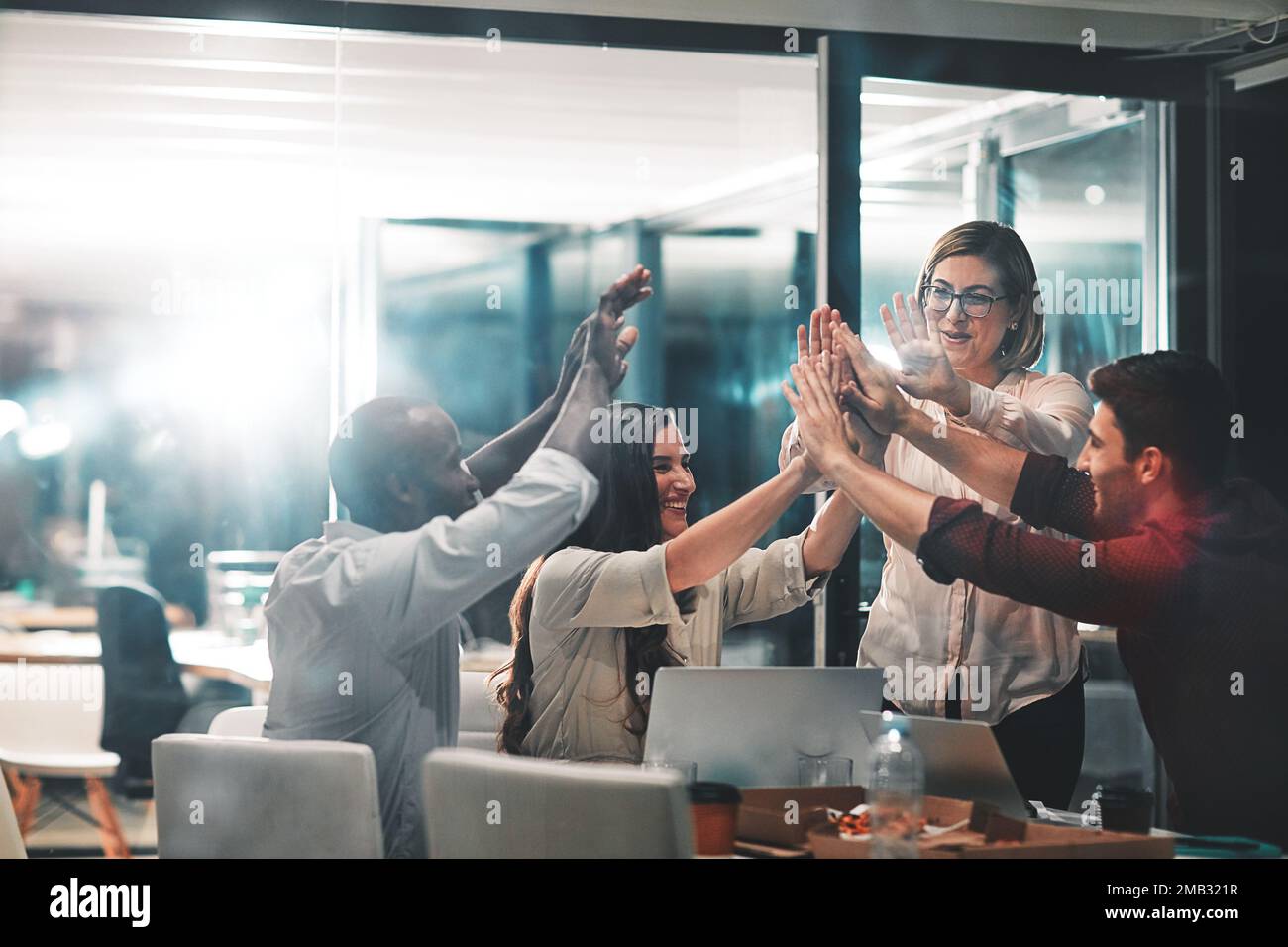 High Five, Teamwork und Geschäftsleute feiern nachts Börsenwachstum, Anlagegewinn oder börsengang. Diversität, Handel oder Krypto-Händler begeistert Stockfoto