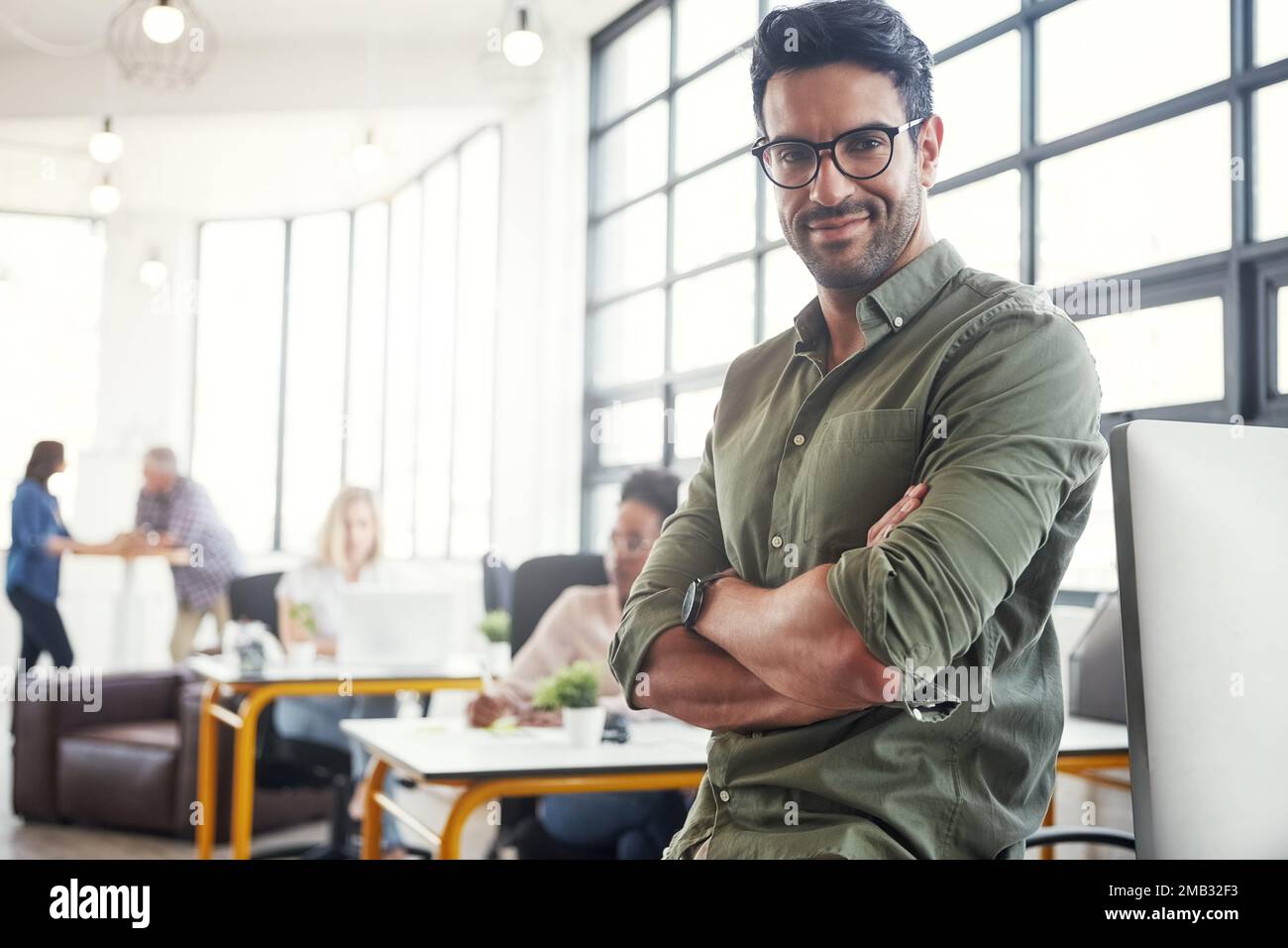 Glücklich, lächelnd und Porträt eines Geschäftsmannes, der für Management, Führung und Vision im Amt ist. Webdesign, Startup und Zukunft mit dem Gesicht des ceo in der Kreativität Stockfoto