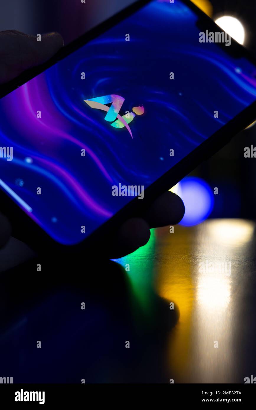 Frauenhand hält ein iPhone mit künstlicher Intelligenz Kunst App. KI-Kunst in der Zeit der künstlichen Intelligenz. 01.01.2023 Amsterdam, Niederlande Stockfoto
