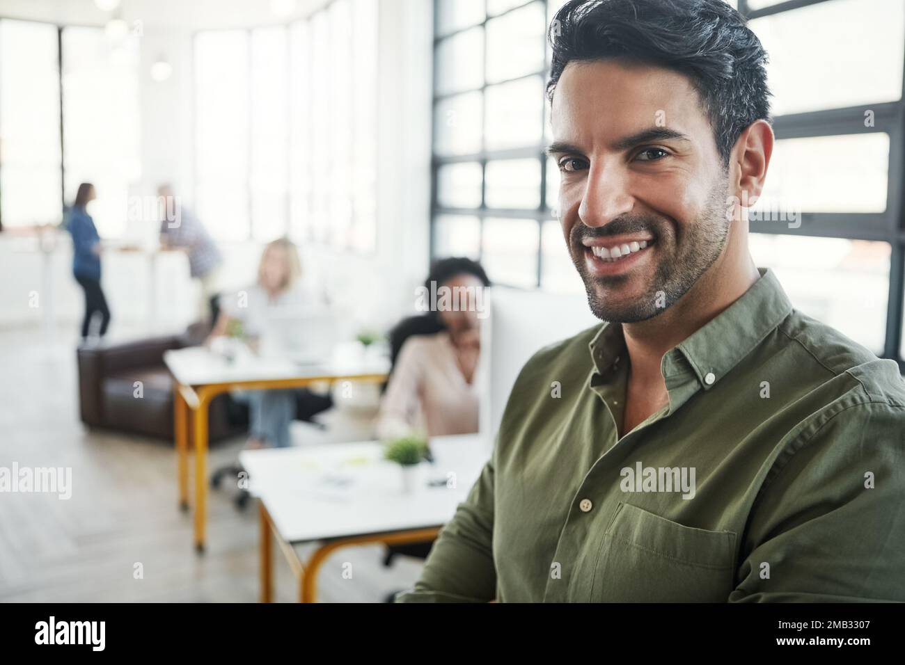 Glücklich, lächelnd und Porträt eines Geschäftsmannes, der für Management, Führung und Vision im Amt ist. Webdesign, Startup und Zukunft mit dem Gesicht des ceo in der Kreativität Stockfoto