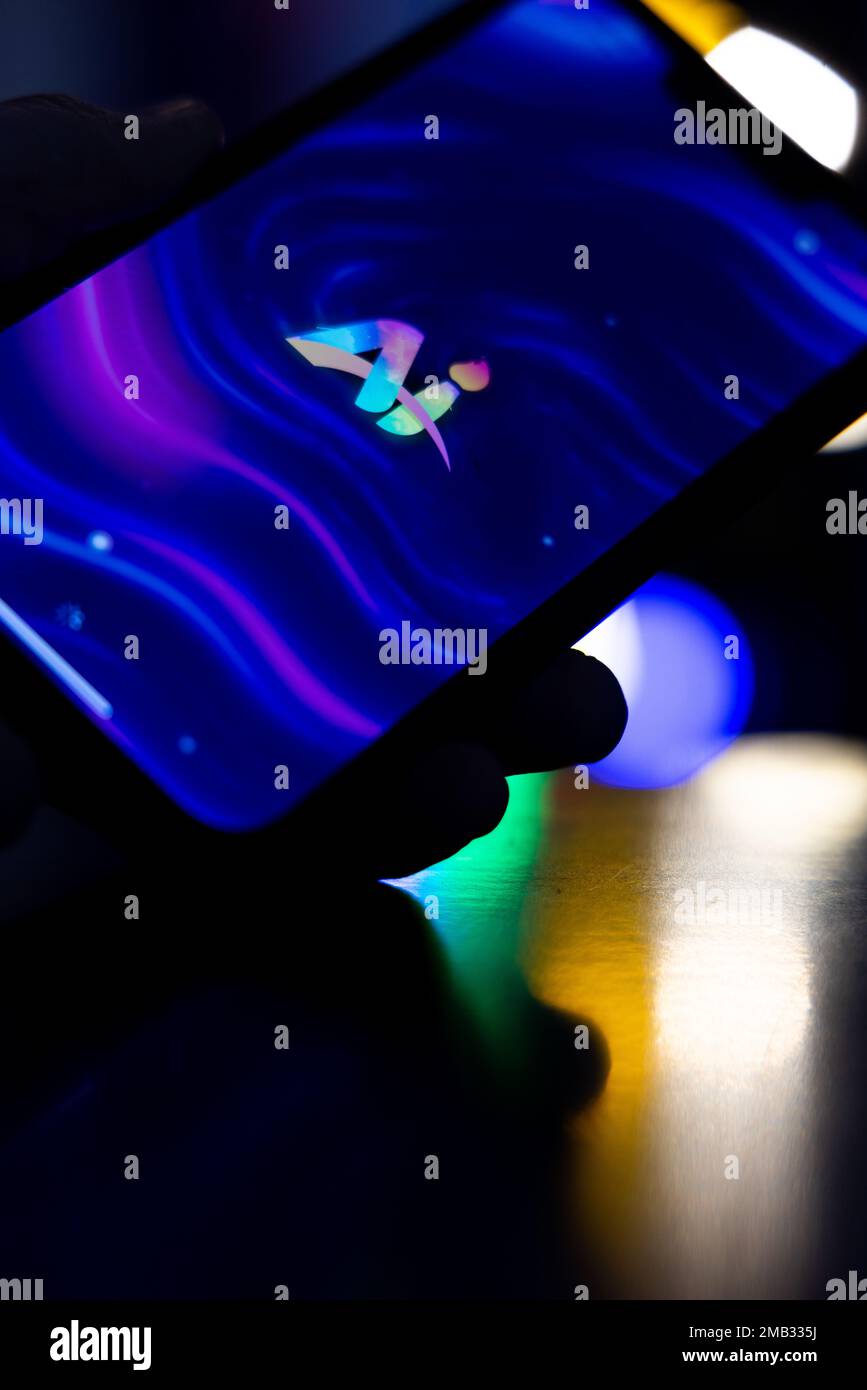 Frauenhand hält ein iPhone mit künstlicher Intelligenz Kunst App. KI-Kunst in der Zeit der künstlichen Intelligenz. 01.01.2023 Amsterdam, Niederlande Stockfoto