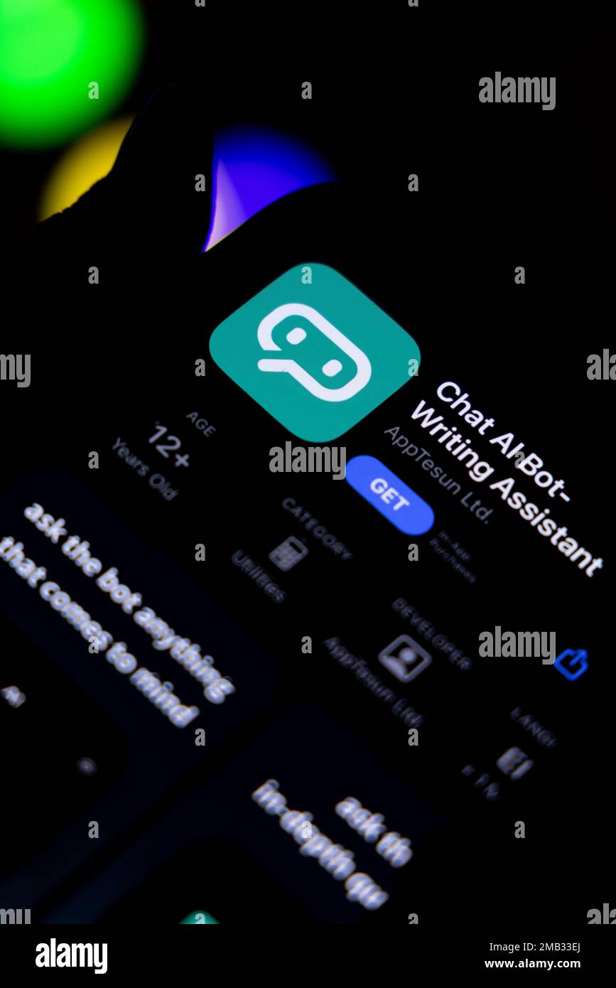 Frauenhand hält ein iPhone mit appstore, ChatGPT und Chat bot Apps, Zeit für künstliche Intelligenz. 01.01.2023 Amsterdam, Niederlande Stockfoto