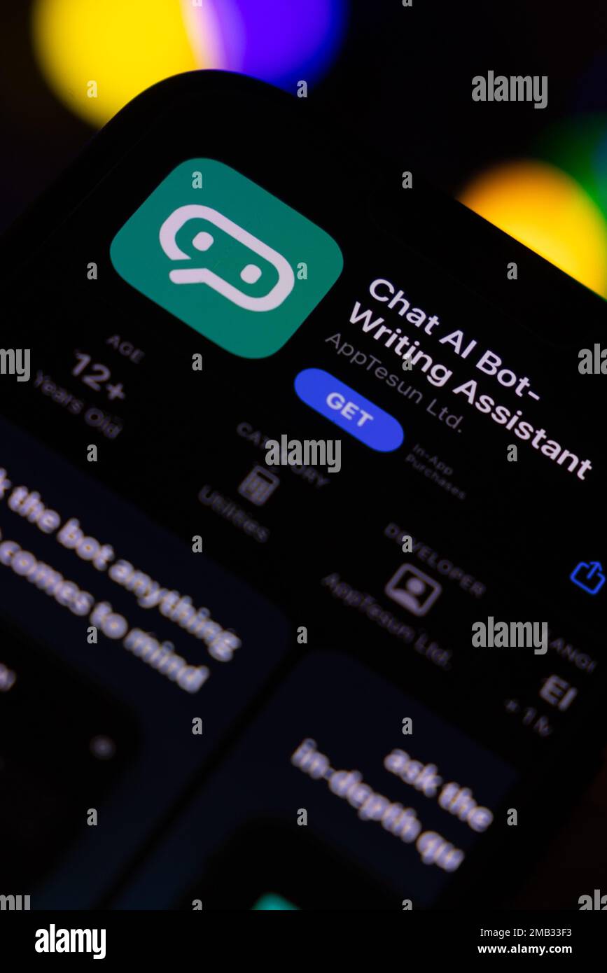 Frauenhand hält ein iPhone mit appstore, ChatGPT und Chat bot Apps, Zeit für künstliche Intelligenz. 01.01.2023 Amsterdam, Niederlande Stockfoto