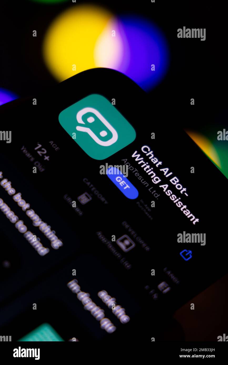 Frauenhand hält ein iPhone mit appstore, ChatGPT und Chat bot Apps, Zeit für künstliche Intelligenz. 01.01.2023 Amsterdam, Niederlande Stockfoto