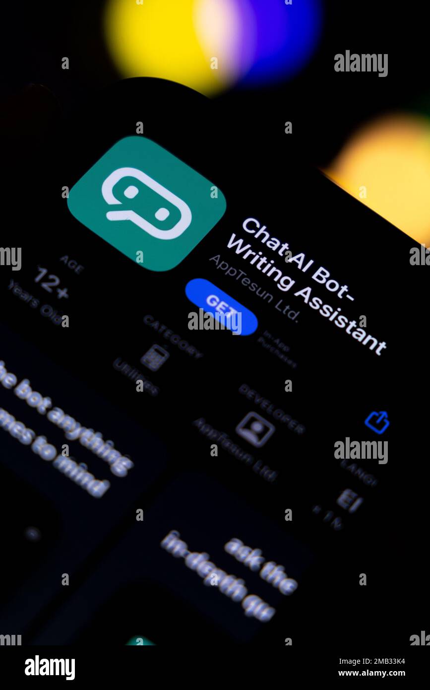 Frauenhand hält ein iPhone mit appstore, ChatGPT und Chat bot Apps, Zeit für künstliche Intelligenz. 01.01.2023 Amsterdam, Niederlande Stockfoto