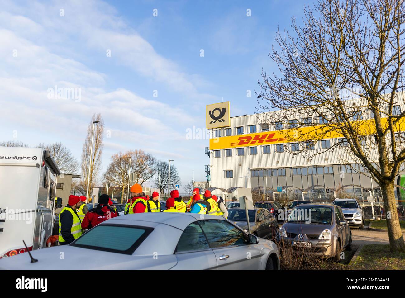 Lahr, Deutschland. 20. Januar 2023. Stürmer stehen vor einem Gebäude des Paketdienstleisters DHL. Die Gewerkschaft Verdi hat die Mitarbeiter in allen Post- und Paketzentren aufgefordert, ihre Arbeit einzustellen. Kredit: Philipp von Ditfurth/dpa/Alamy Live News Stockfoto