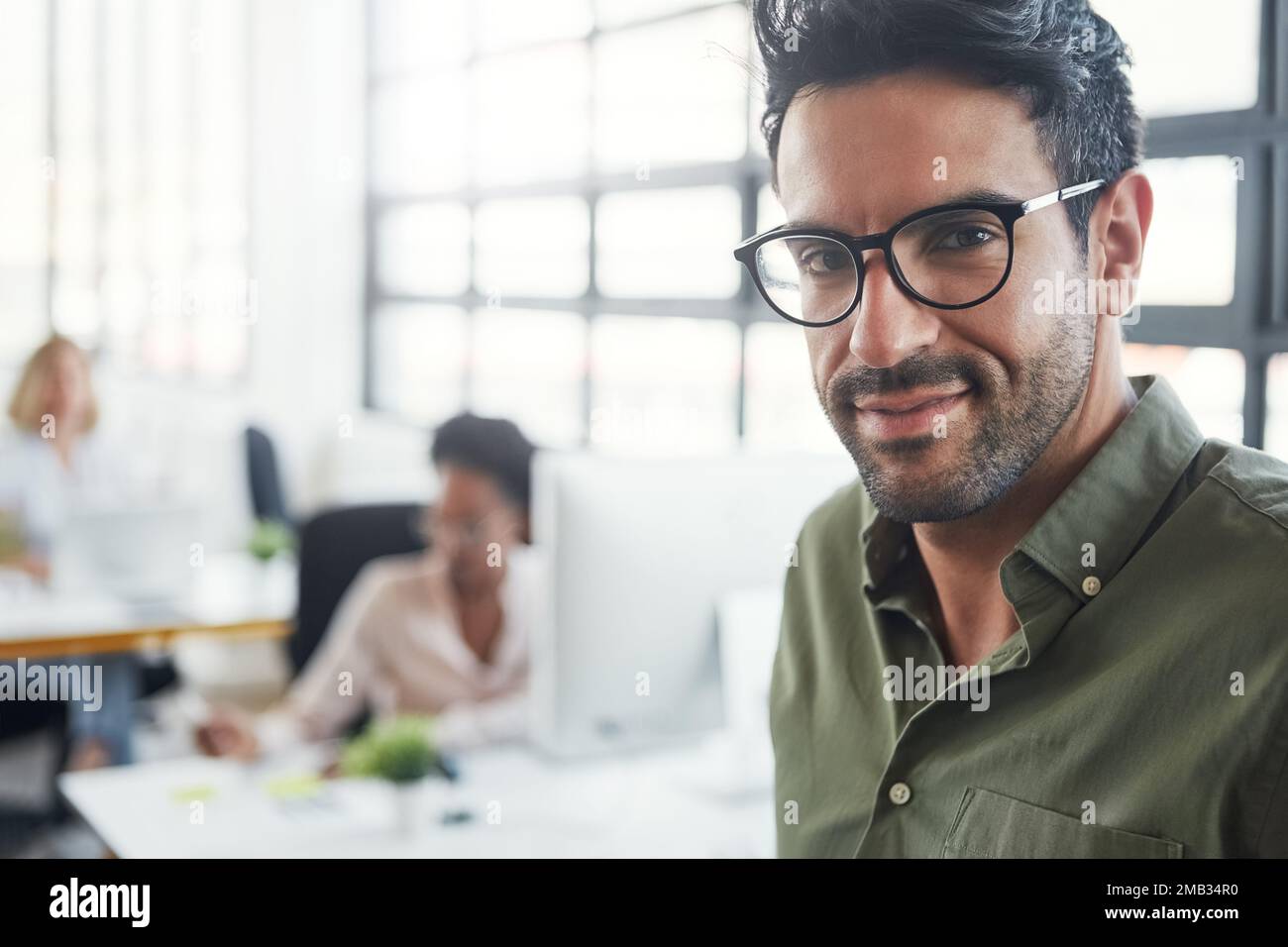 Glücklich, lächelnd und Porträt eines Geschäftsmannes, der für Management, Führung und Vision im Amt ist. Webdesign, Startup und Zukunft mit dem Gesicht des ceo in der Kreativität Stockfoto