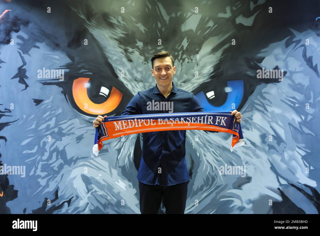 Istanbul Basaksehir's new signing Mesut Ozil poses for the media during his official presentation in Istanbul, Turkey, Thursday, July 14, 2022. The German midfielder player has signed a one-year contract with the Istanbul-based team. (AP Photo) Stockfoto