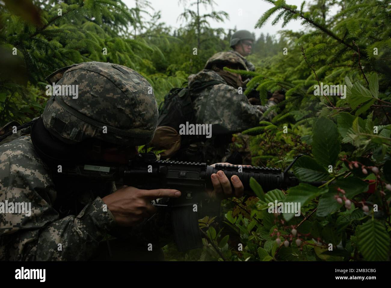 US-Kadetten patrouillieren bei einem simulierten Angriff am 10. Juni 2022. Sage Eagle ist eine Schulungsveranstaltung in den USA Army Infanterie, Special Operations Forces und Marines tauschen ihre Fähigkeiten und Best Practices mit Kadetten aus dem ganzen Land aus, um sie besser als Führer im Kampf auszustatten. Während der Ausbildung führten die Soldaten verschiedene Kampfeinsätze durch, darunter zivile Operationen, taktische Kampfverletzten, Nahkampf, Landnavigation und mehrere Einfügemethoden in Kampfumgebungen. Stockfoto