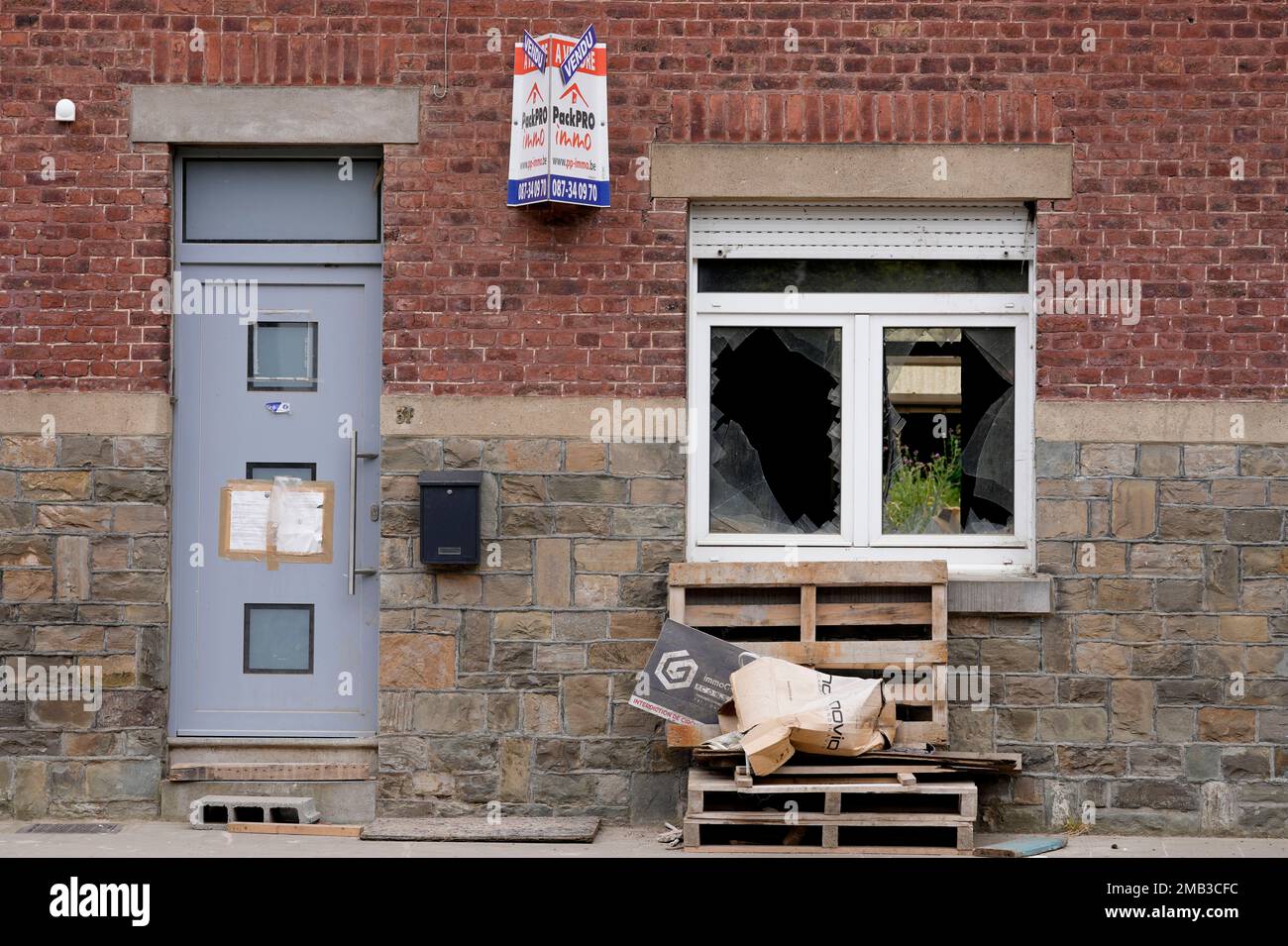 A for sale sign hangs on the front of a house damaged by flood waters along the Vesdre River in Trooz, Belgium, on July 11, 2022. Commemorations were held on Thursday, July 14, 2022 to pay homage to the victims of catastrophic flooding in several provinces of Belgium after torrential rains fell in the region one year ago. (AP Photo/Virginia Mayo) Stockfoto