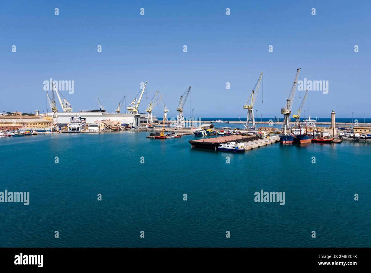 Kräne und Docks im Hafen von Palermo, Porto di Palermo. Stockfoto