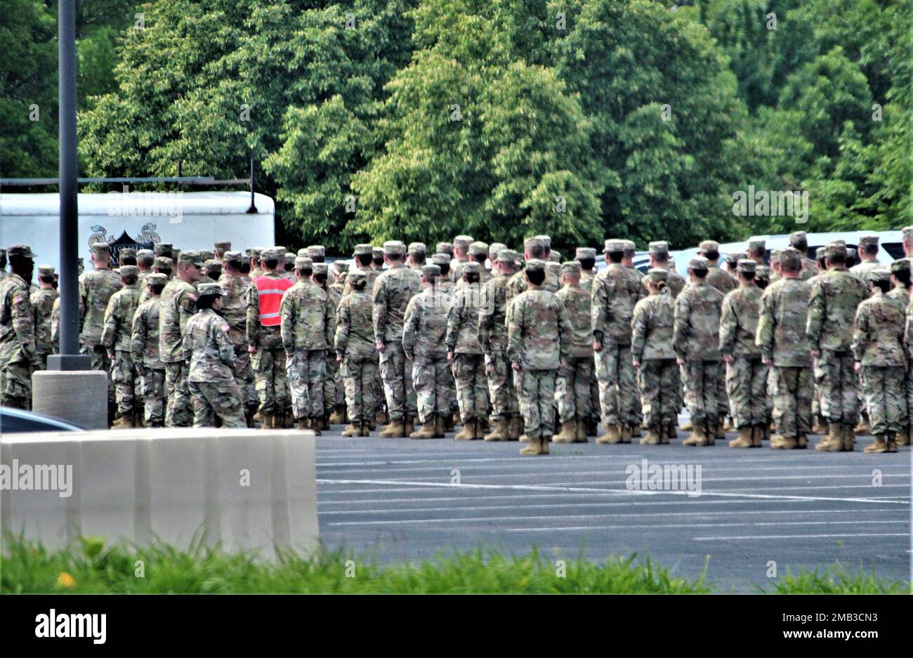 Studenten der Fort McCoy Noncommissioned Officer Academy führen am 10. Juni 2022 Schulungen in der Nähe des Campus der Akademie in Fort McCoy, Wisconsin, durch. Die Akademie wurde 1988 in Fort McCoy aktiviert. Es wurde nach Staff Sgt. Todd R. Cornell benannt, Soldat der Army Reserve aus Menomonee Falls, Wisconsin, der 2004 im Irak getötet wurde. Die Akademie trainiert jedes Jahr Hunderte von Soldaten im Kurs Grundführung und im Kurs Kampfpersonal Unkommissionierter Offizier. Stockfoto