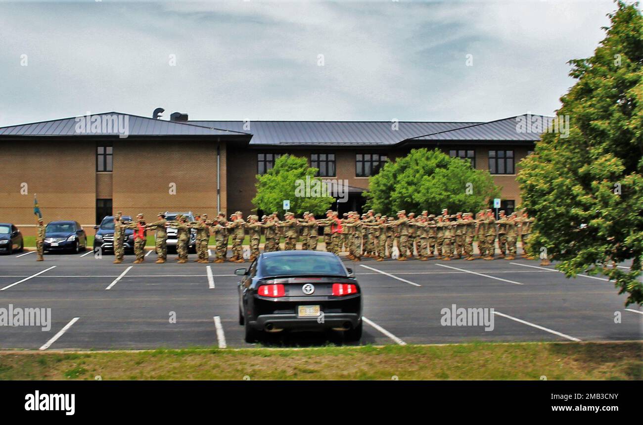 Studenten der Fort McCoy Noncommissioned Officer Academy führen am 10. Juni 2022 Schulungen in der Nähe des Campus der Akademie in Fort McCoy, Wisconsin, durch. Die Akademie wurde 1988 in Fort McCoy aktiviert. Es wurde nach Staff Sgt. Todd R. Cornell benannt, Soldat der Army Reserve aus Menomonee Falls, Wisconsin, der 2004 im Irak getötet wurde. Die Akademie trainiert jedes Jahr Hunderte von Soldaten im Kurs Grundführung und im Kurs Kampfpersonal Unkommissionierter Offizier. Stockfoto