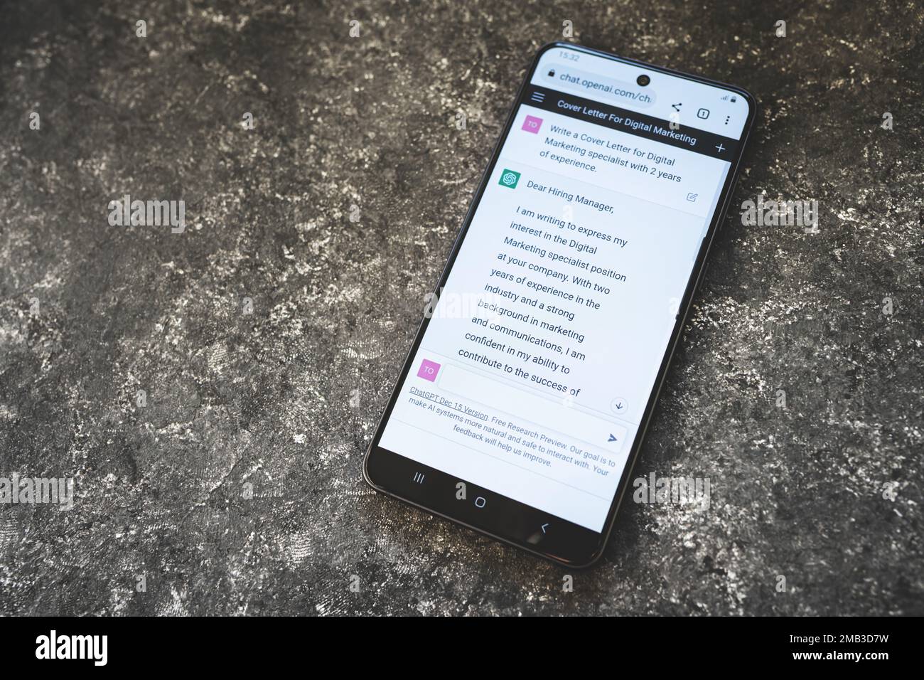 ChatGPT Öffnen Sie den AI-Chat-bot auf dem Bildschirm des Telefons. Chat GPT schreibt ein Anschreiben, das bei der Jobsuche hilft. Swansea, Großbritannien - 10. Januar 2023. Stockfoto