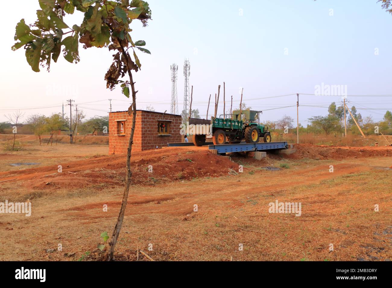 Dezember 17 2022 - Bidar, Karnataka in Indien: Moderne kleine Zuckerrohrfabrik in Zentralindien Stockfoto