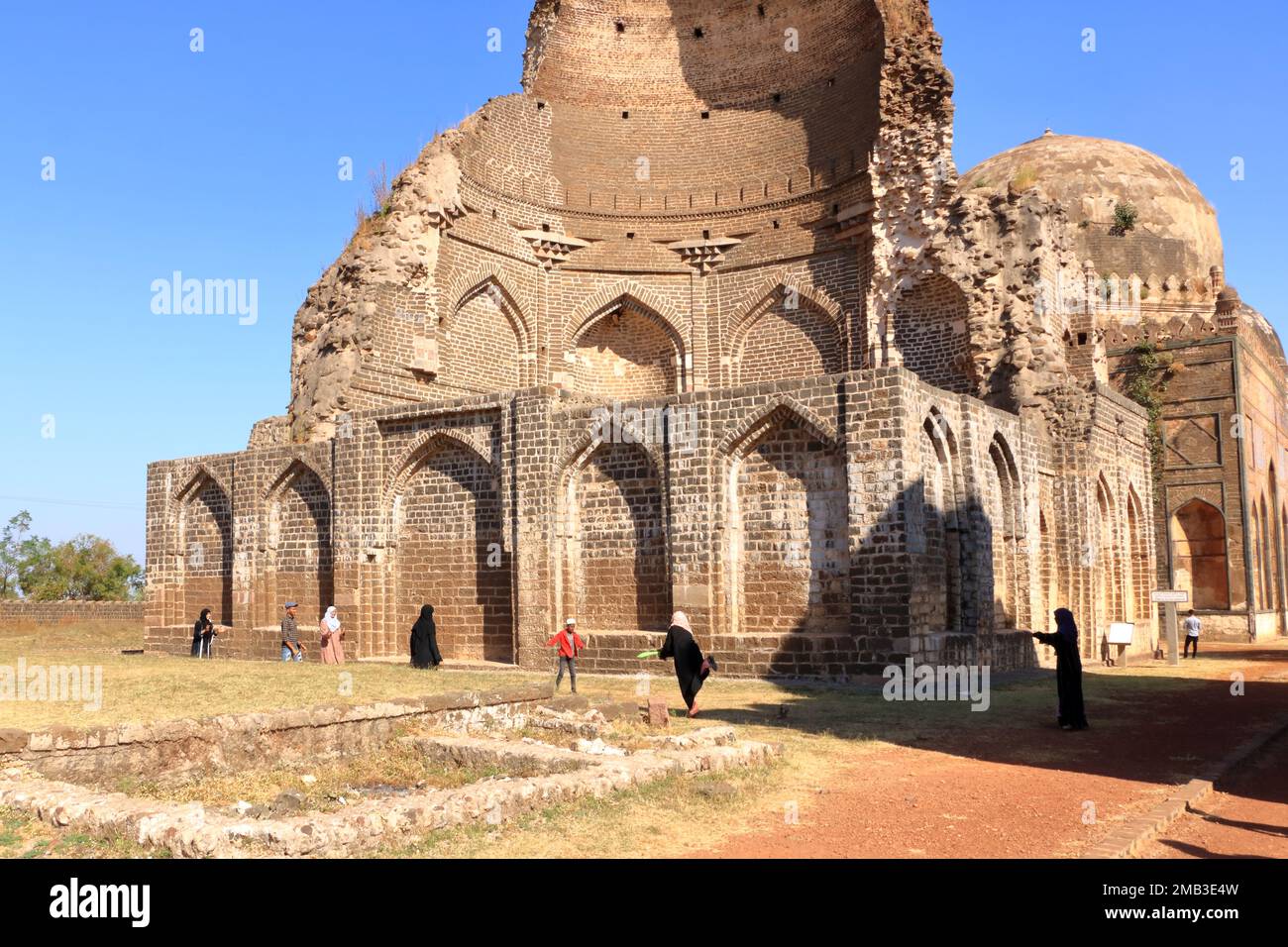 Dezember 18 2022 - Bidar, Karnataka in Indien: Unidentifizierte muslimische Frauen, die Cricket in der Gegend der Bahmani-Gräber spielen Stockfoto