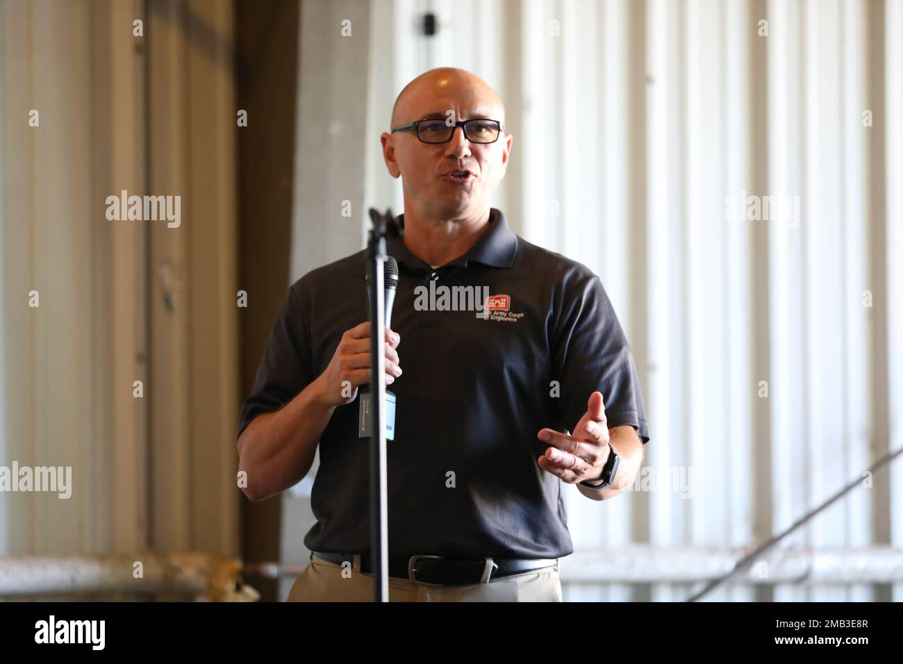 David Romano, stellvertretender Ingenieur des US Army Corps of Engineers, spricht mit Mitgliedern des USACE-Teams während eines jährlichen Rathauses in Buffalo, New York, am 6. Juni 2022. Jedes Jahr und das ganze Jahr über werden die Teammitglieder des Buffalo District für hervorragende Leistungen und Engagement bei der Erfüllung der USACE-Mission in der Region der Großen Seen ausgezeichnet. Buffalo District, Corps of Engineers, Rathaus, USACE, jährliche Auszeichnungen, Stockfoto