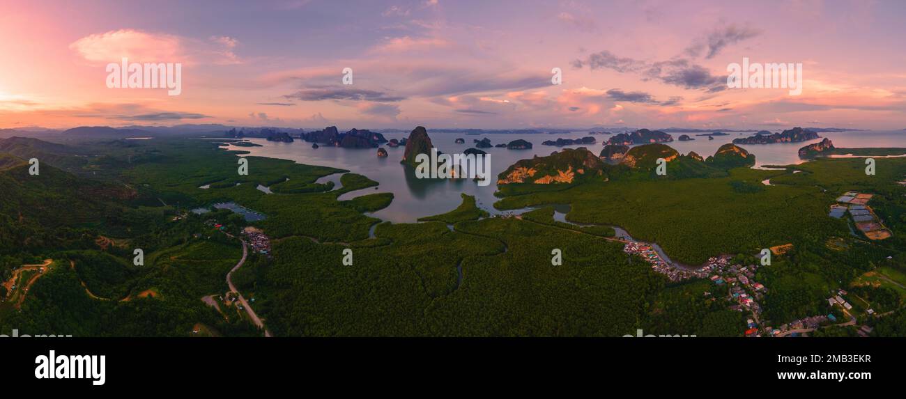 Panoramablick auf Sametnangshe, Blick auf die Berge in der Bucht von Phangnga mit Mangrovenwäldern in der Andamanensee mit Abenddämmerung, Reiseziel in Phangnga, Thailand Stockfoto