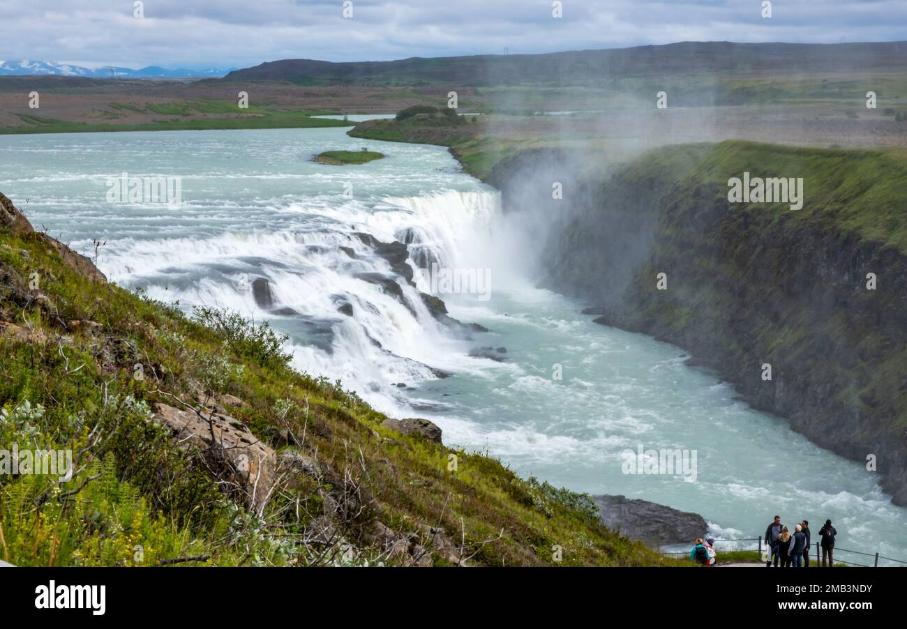 Gullfoss, Island - Juli 26. 2022: Touristen am Gullfoss Wasserfall am Hvita River, Golden Circle, Island Stockfoto