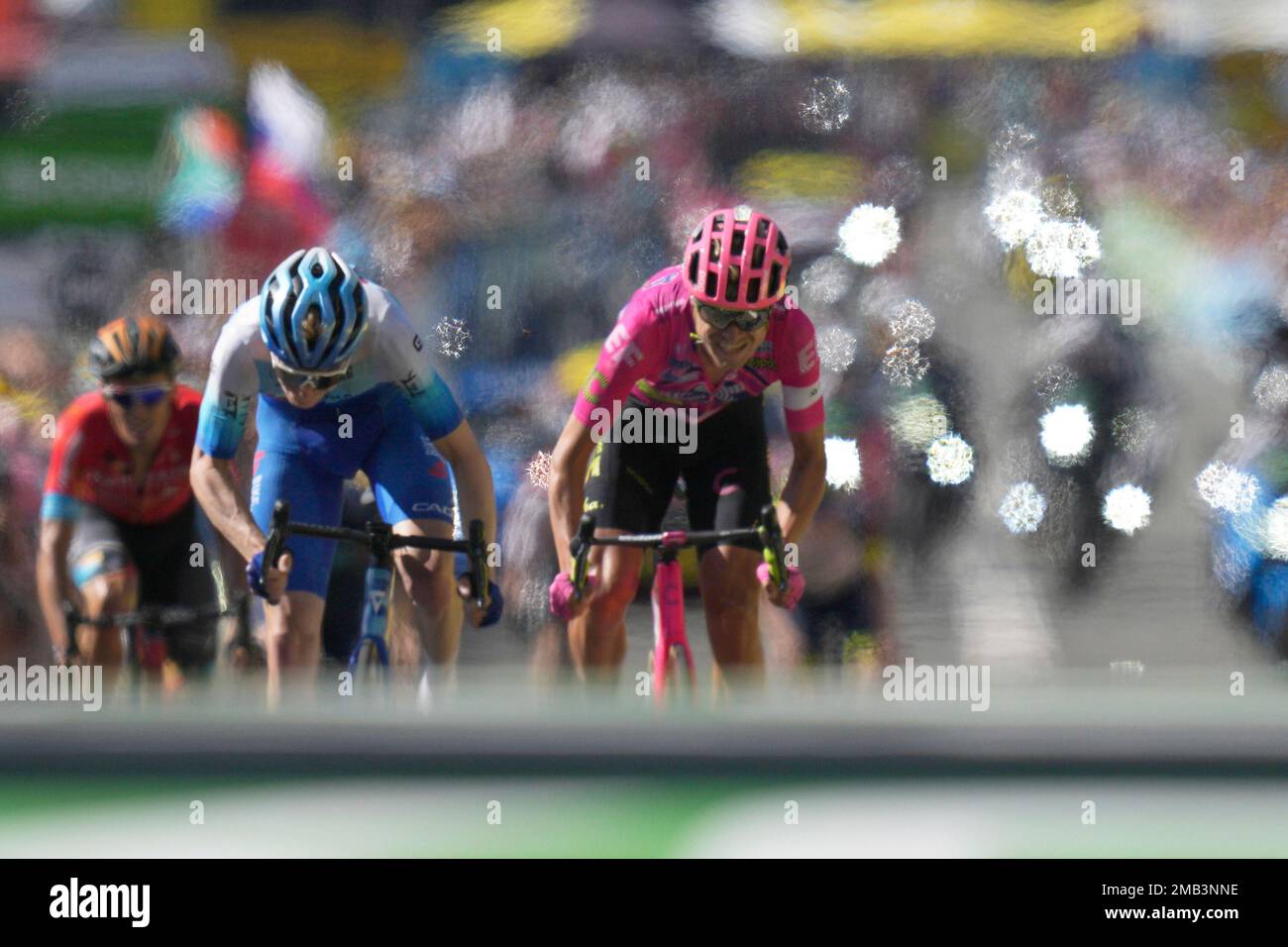 Australia's Nicholas Schultz, left, and Denmark's Magnus Cort Nielsen cross the finish line of the tenth stage of the Tour de France cycling race over 148.5 kilometers (92.3 miles) with start in Morzine les Portes du Soleil and finish in Megeve, France, Tuesday, July 12, 2022. Magnus Cort Nielsen won the stage. (AP Photo/Daniel Cole) Stockfoto