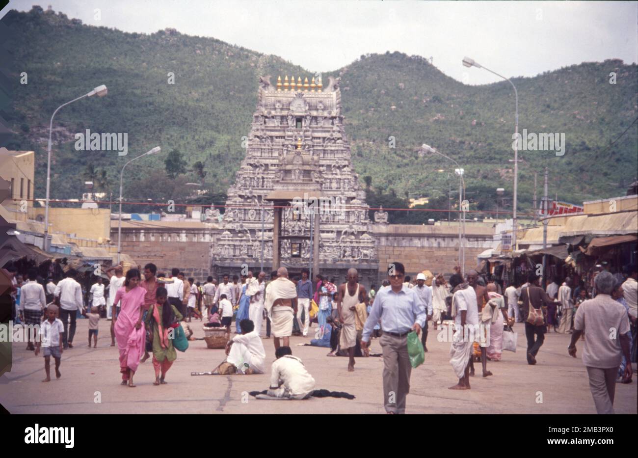 Der Sri Venkateswara Swami Vaari Tempel ist ein hinduistischer Tempel in der Bergstadt Tirumala in Tirupati im Tirupati-Viertel von Andhra Pradesh, Indien. Der Tempel ist Venkateswara gewidmet, einer Form von Vishnu, von der man annimmt, dass er auf der Erde erschienen ist, um die Menschheit vor den Prüfungen und Problemen von Kali Yuga zu retten. Hindu-Tempel in der Bergstadt Tirumala in Tirupati im Tirupati-Viertel von Andhra Pradesh, Indien. Stockfoto