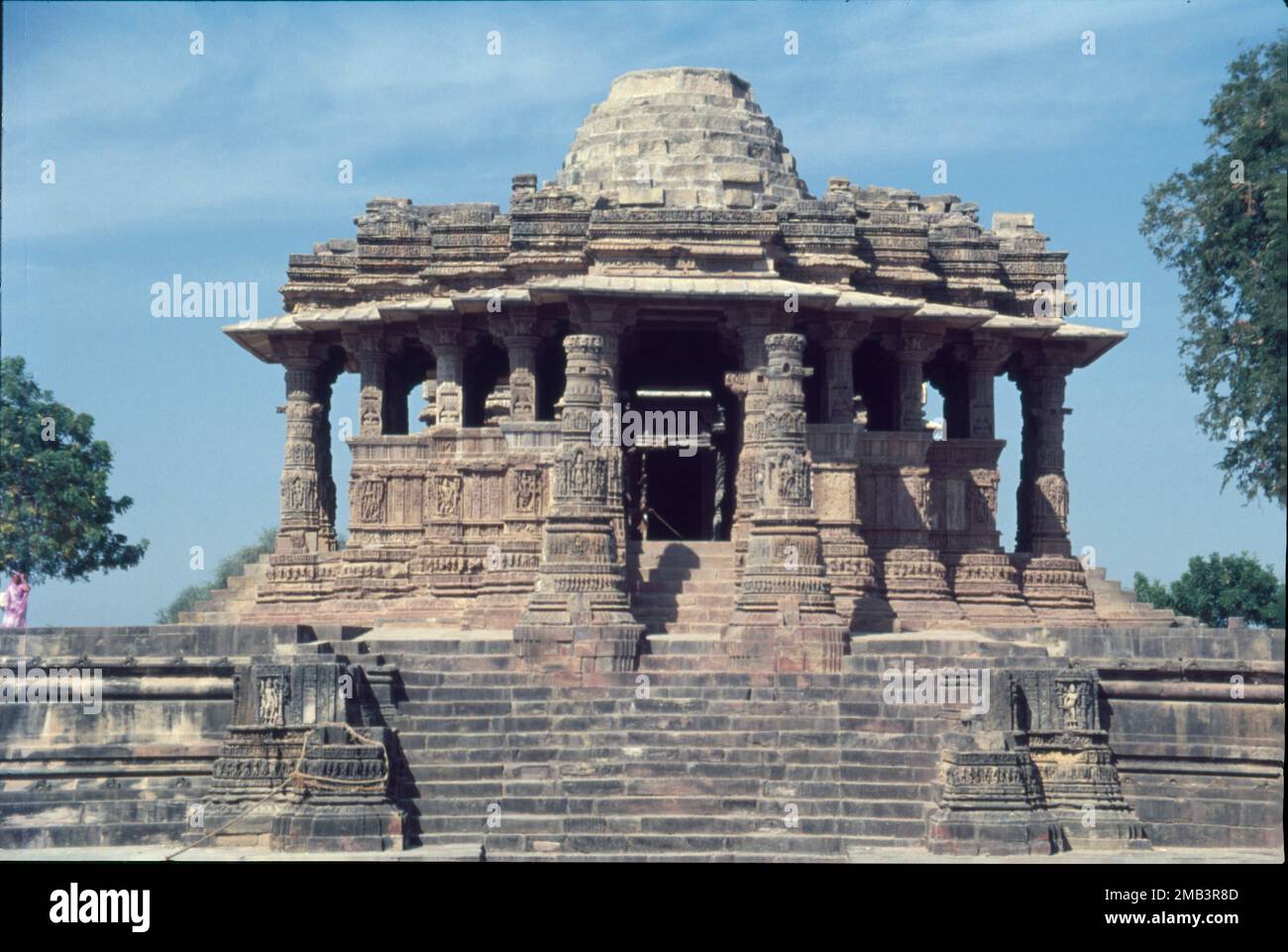 Der Sonnentempel von Modhera ist ein hinduistischer Tempel, der der Sonnengöttin Surya gewidmet ist. Er befindet sich im Dorf Modhera im Stadtteil Mehsana, Gujarat, Indien. Es liegt am Ufer des Flusses Pushpavati. Es wurde nach 1026-27 CE während der Herrschaft von Bhima I der Chaulukya-Dynastie gebaut. Beim Betreten des historischen Komplexes kommen Sie zuerst auf den herrlichen Kund, bekannt als Ramakund, gebaut in rechteckiger Form mit 108 Schreinen für verschiedene Götter und Demi-Götter. Stockfoto