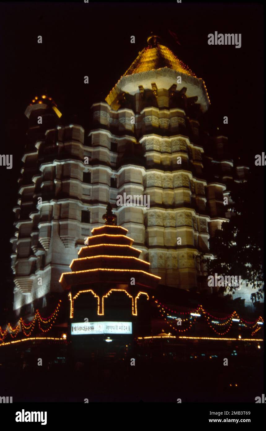 Der Shree Siddhivinayak Ganapati Mandir ist ein Hindu-Tempel, der Lord Shri Ganesh gewidmet ist. Es befindet sich in Prabhadevi, Mumbai, Maharashtra, Indien. Es wurde ursprünglich von Laxman Vithu und Deubai Patil am 19. November 1801 erbaut. Es ist einer der reichsten Tempel in Indien. Stockfoto
