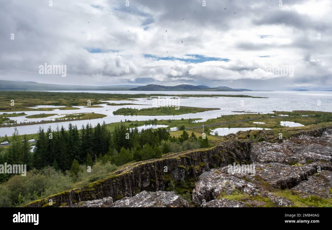 Blick auf den Pingvallavatn-See und den Pingvellir-Nationalpark von oben auf den tektonischen Platten, Island Stockfoto