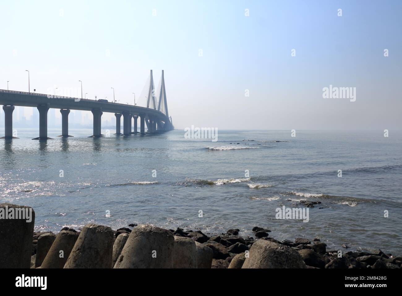 Bandra-Worli Sea Link, offiziell Rajiv Gandhi Sea Link genannt, ist eine Kabelbrücke, die Bandra mit Worli in Mumbai, Indien, verbindet Stockfoto