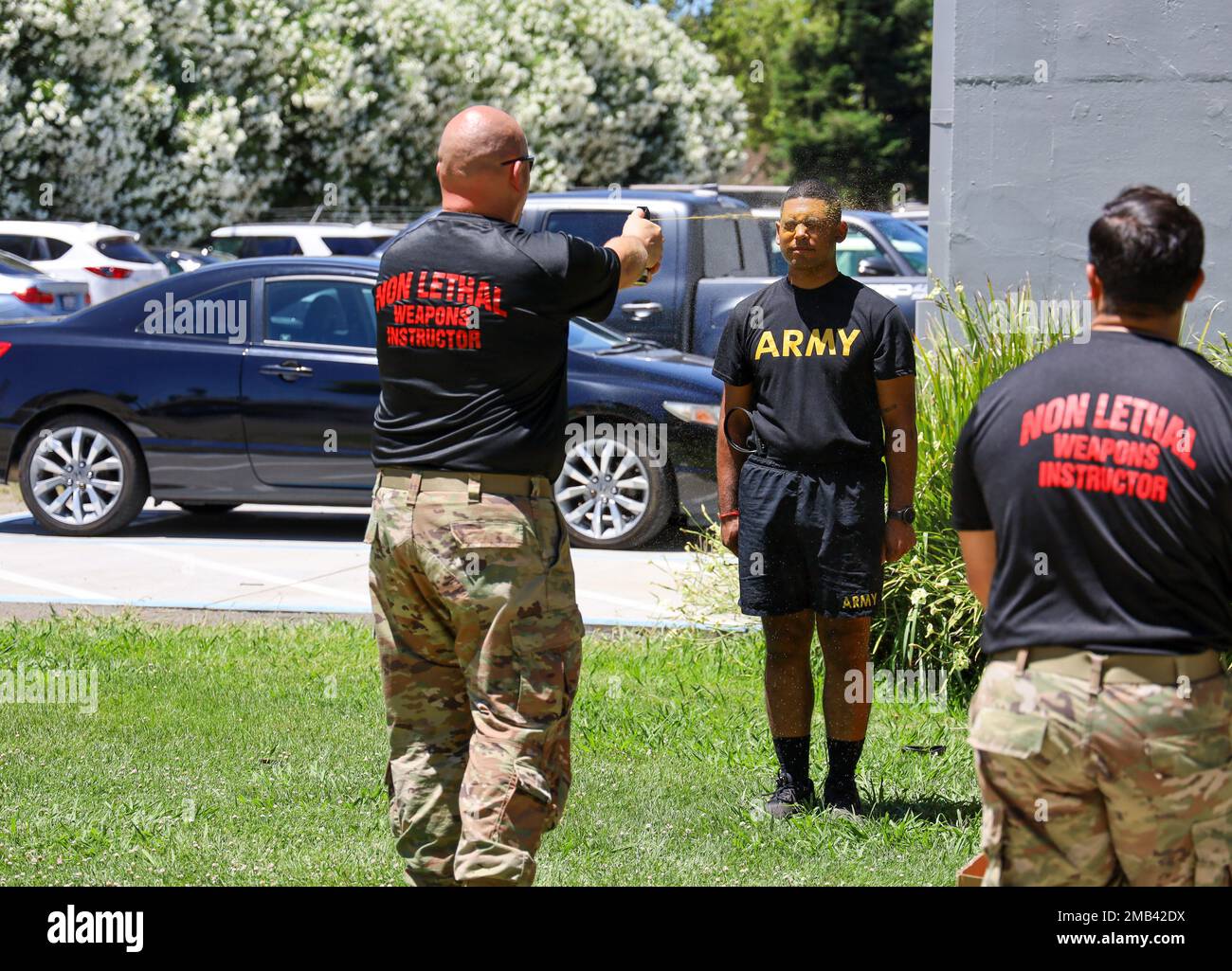 Soldaten der 870. Militärpolizei-Kompanie üben nichttödliche Waffen in Concord, Kalifornien, vom 11. Bis 12. Juni 2022. Der M39 Individual Riot Control Agent Dispenser (IRCAD) wird verwendet, um Kombattanten zu unterwerfen, ohne bleibende Schäden zu verursachen. Soldaten der Militärpolizei sind zertifiziert, zu reagieren, wenn die O.C. zurückbläst und sie kontaminiert, während sie einen Kämpfer aufhalten. Das HEMI-Gerät (Human Electromuscular Incapacitation) luantiert eine Elektrode, um das zentrale Nervensystem eines Kämpfers zu betäuben und zu übersteuern. Die X26 verfügt über zwei Stachelprojektile, die bis zu 2 Zoll weit eindringen und eine elektrische Leistung erzeugen Stockfoto