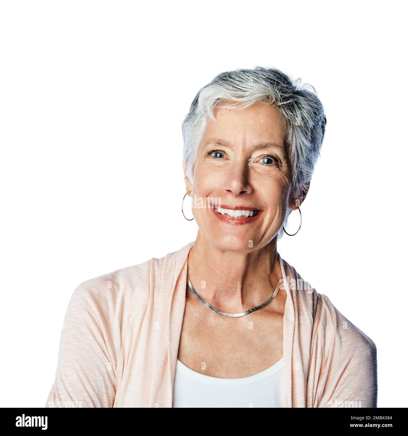 Glücklich, schön und Porträt einer Seniorin mit einem Lächeln isoliert auf weißem Hintergrund im Studio. Zufriedenes, fröhliches und selbstbewusstes Gesicht älterer Menschen Stockfoto