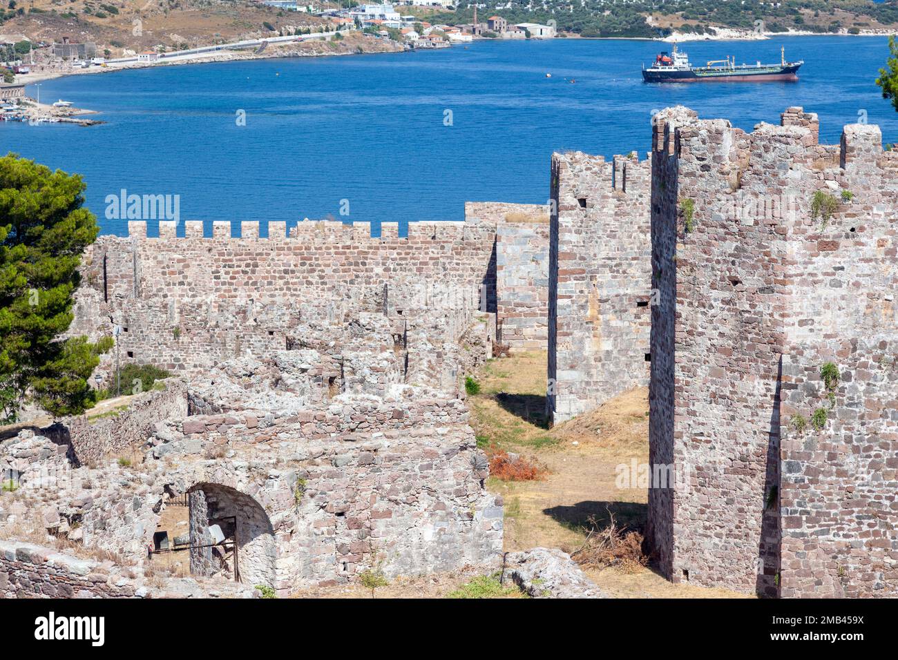 Teilblick auf die mittelalterliche Burg Mytilene auf der Insel Lesvos, Griechenland, Europa. Das Fort wurde während der byzantinischen Ära (nach älteren Überresten) erbaut. Stockfoto