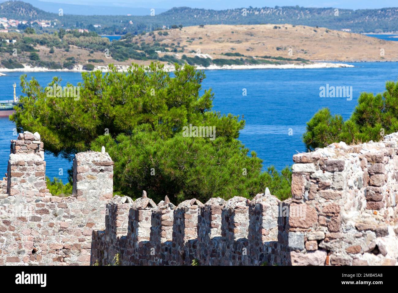 Teilblick auf die mittelalterliche Burg Mytilene auf der Insel Lesvos, Griechenland, Europa. Das Fort wurde während der byzantinischen Ära (nach älteren Überresten) erbaut. Stockfoto