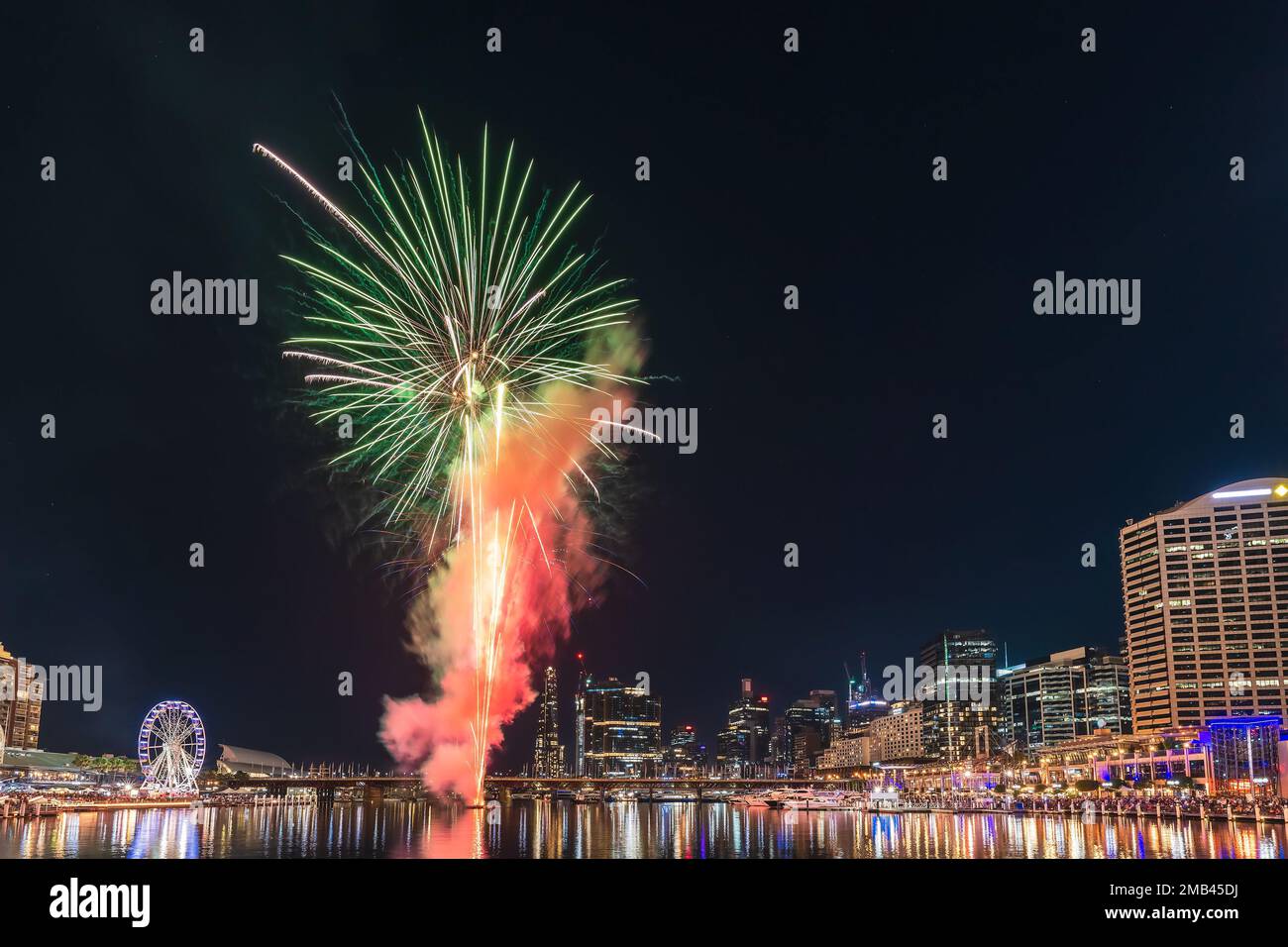 Feuerwerk über Darling Harbour mit Blick auf King Street Wharf im zentralen Geschäftsviertel von Sydney bei Nacht Stockfoto