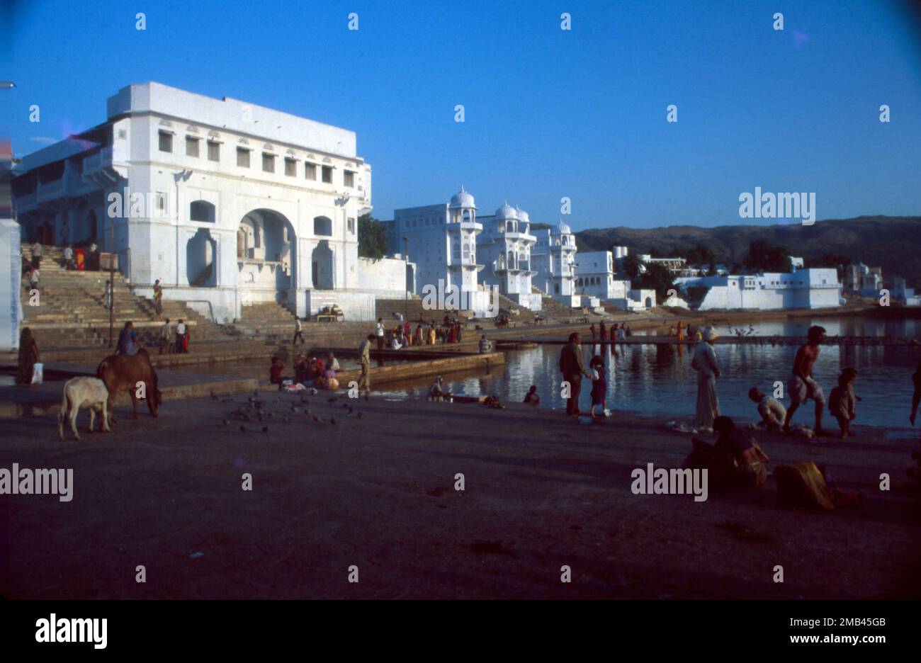 Pushkar Lake oder Pushkar Sarovar liegt in der Stadt Pushkar in der Nähe der Stadt Ajmer im Bezirk Ajmer im Bundesstaat Rajasthan in Westindien. Der Pushkar-See ist ein heiliger See der Hindus. Der Pushkar-See liegt in Pushkar, Ajmer-Bezirk Rajasthan. Es ist bekannt für Pilgerreisen, Pushkar-Messe, Brahma-Tempel, Ghats (Badestellen) Stockfoto