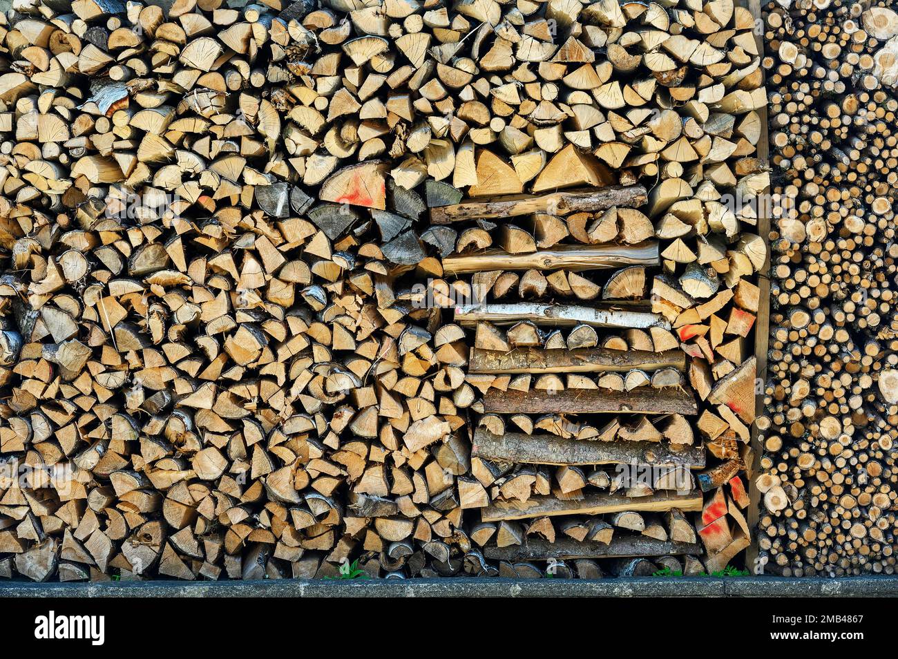 Gestapeltes Holz in Burgberg, Allgaeu, Bayern, Deutschland Stockfoto