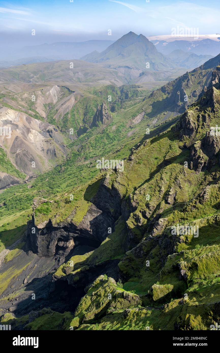 Grüne, überwucherte Tuff-Felsen, auf dem Kamm von Tindfjoell, wilde Natur, isländische Highlands, Porsmoerk, Suourland, Island Stockfoto